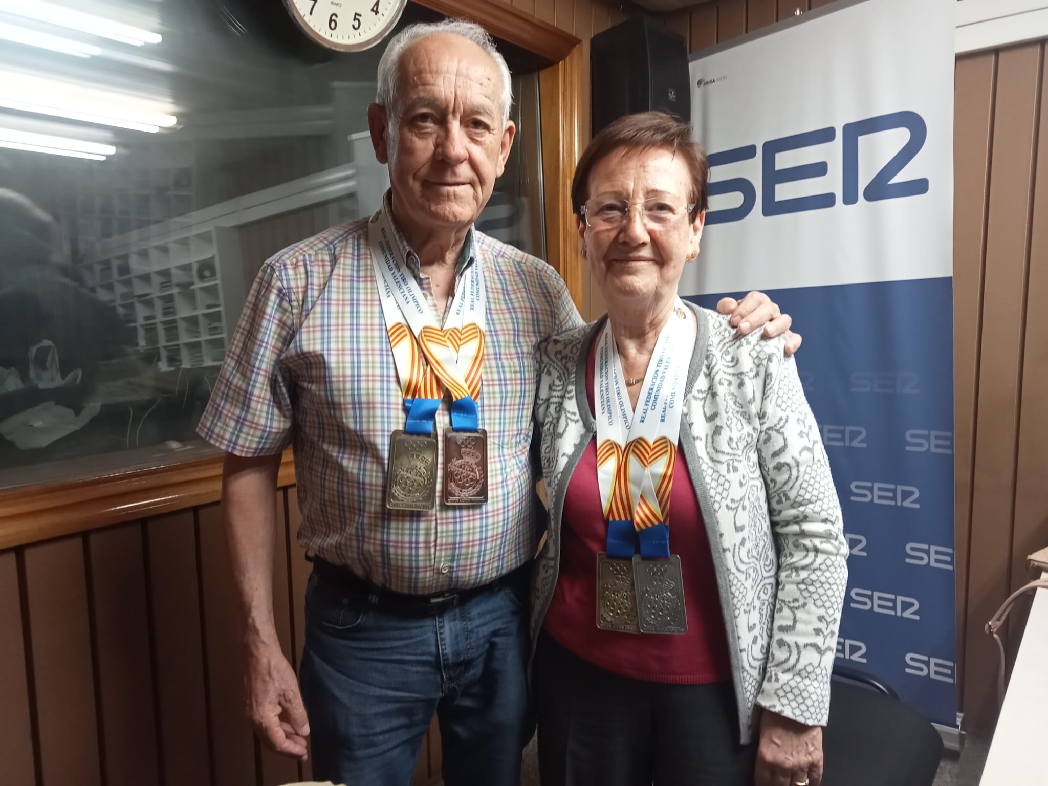 José Tomás Mora y Cati Flor, con los trofeos