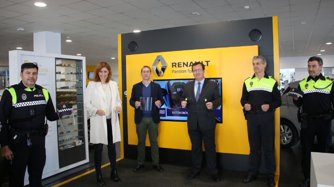 Responsables de Renault y Syrsa entregan al jefe superior de la Policía Local de Sevilla 800 pantallas de protección facial producidas con impresoras 3D