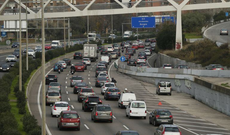 Cientos de vehículos circulan esta mañana por la M-30, vía de circunvalación que rodea la capital. El Ayuntamiento de Madrid ha activado esta madrugada las restricciones al tráfico establecidas en el protocolo contra la contaminación