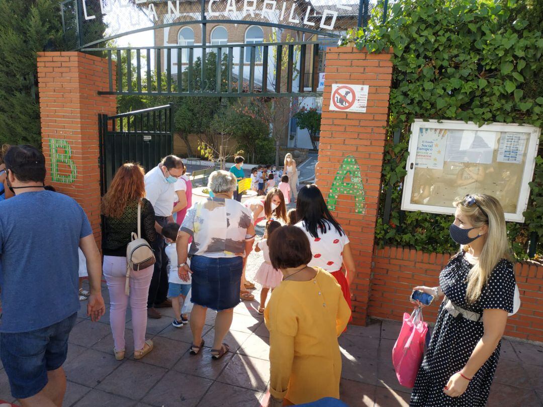 Escolares y familiares durante la entrada de los menores al colegio rondeño Juan Carrillo