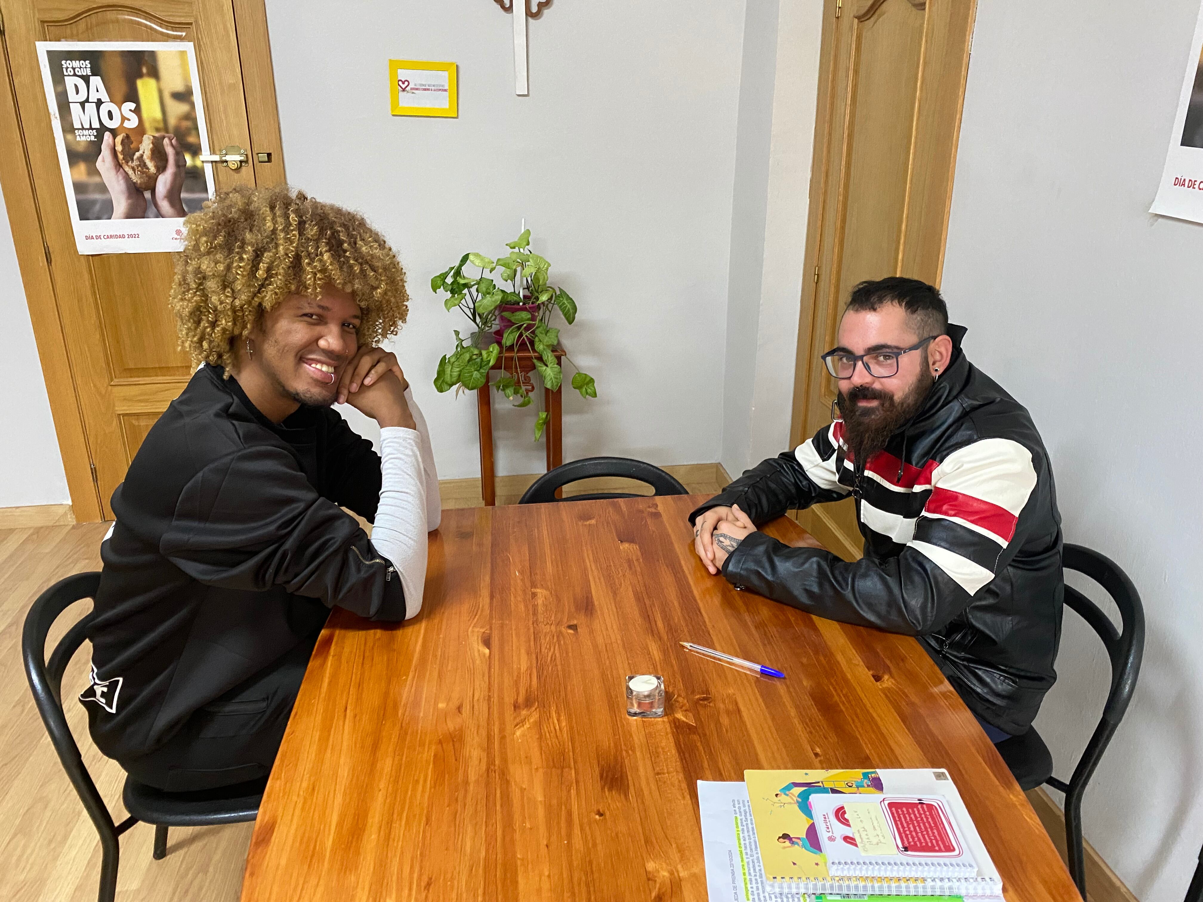 Jhon Mario y Adrián reciben el acompañamiento de Cáritas Cuenca en su camino hacia la reinserción social.