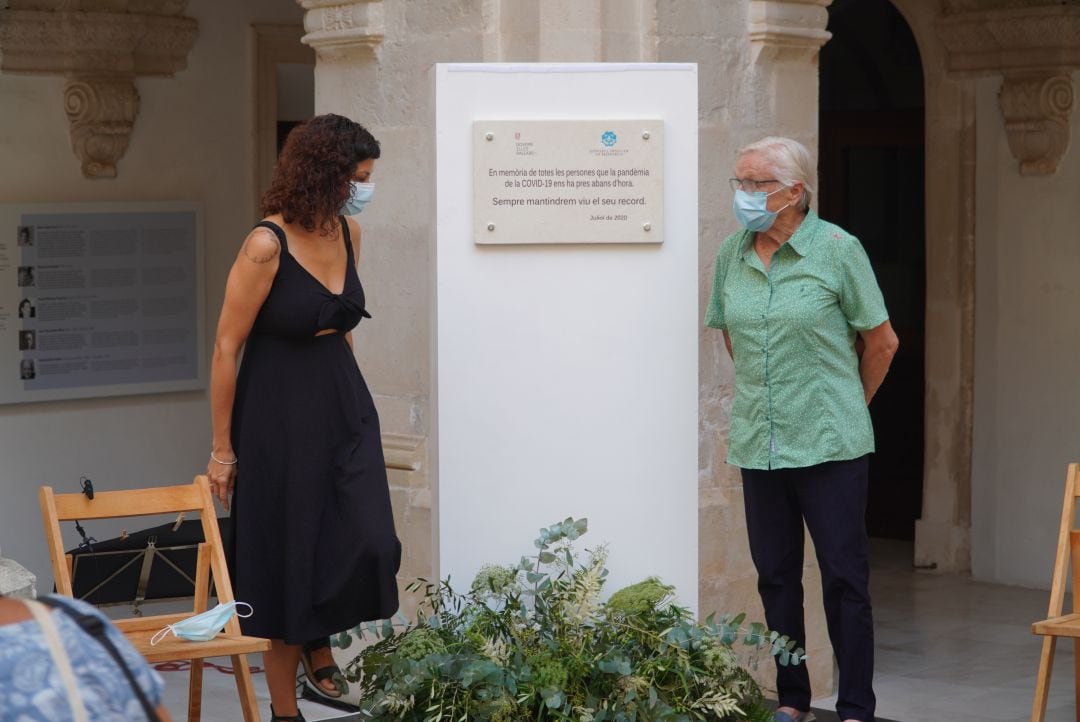 A la cerimònia civil es va descobrir una placa en memòria dels morts per la Covid-19.