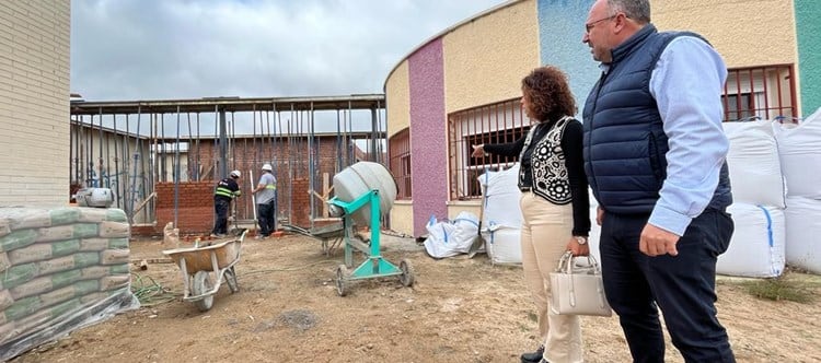 El alcalde de Valdetorres de Jarama, José María de Diego, visita las obras de la Casa de Niños