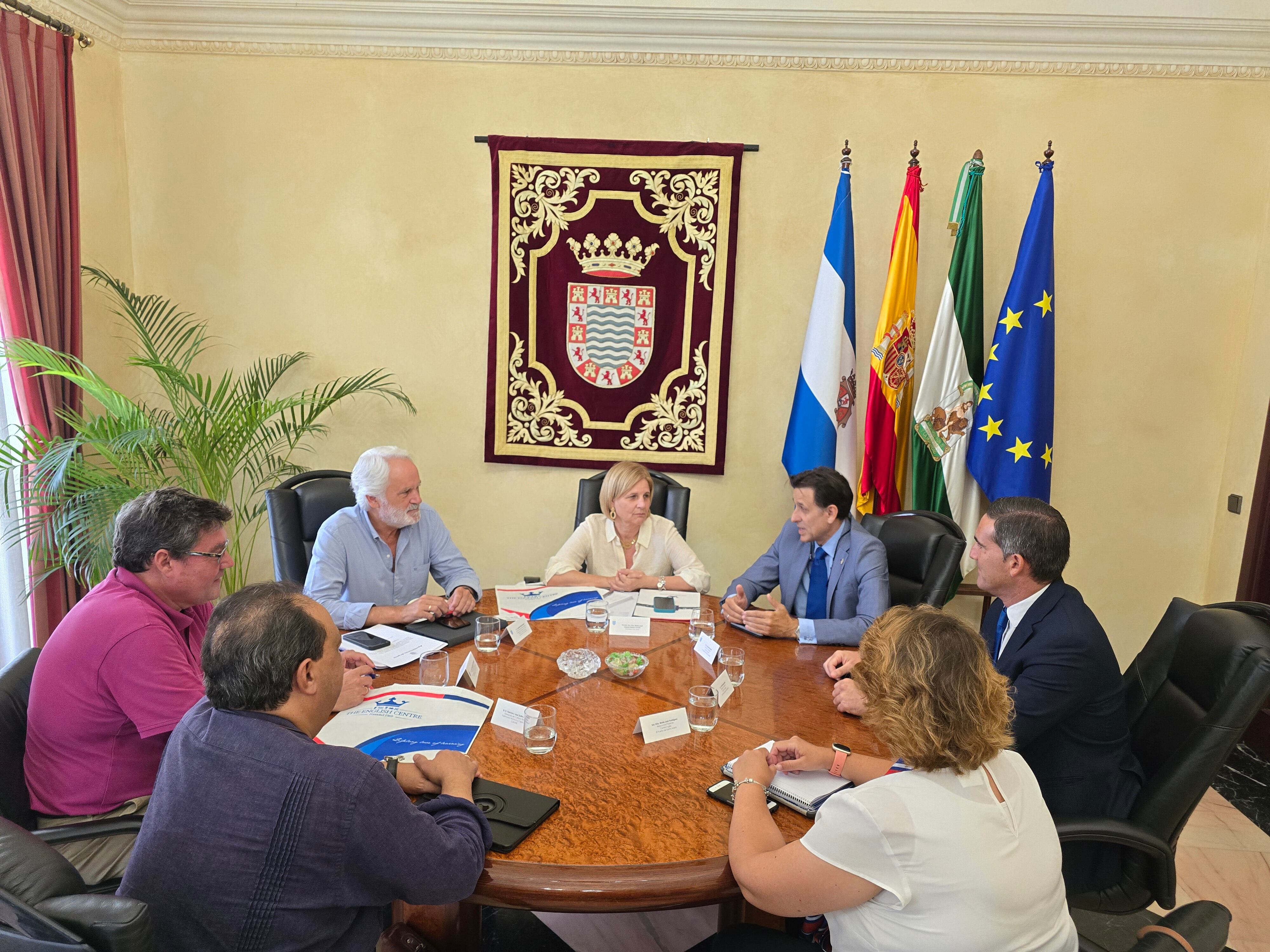 Reunión de la alcaldesa de Jerez, María José García-Pelayo, con la dirección del colegio Centro Inglés