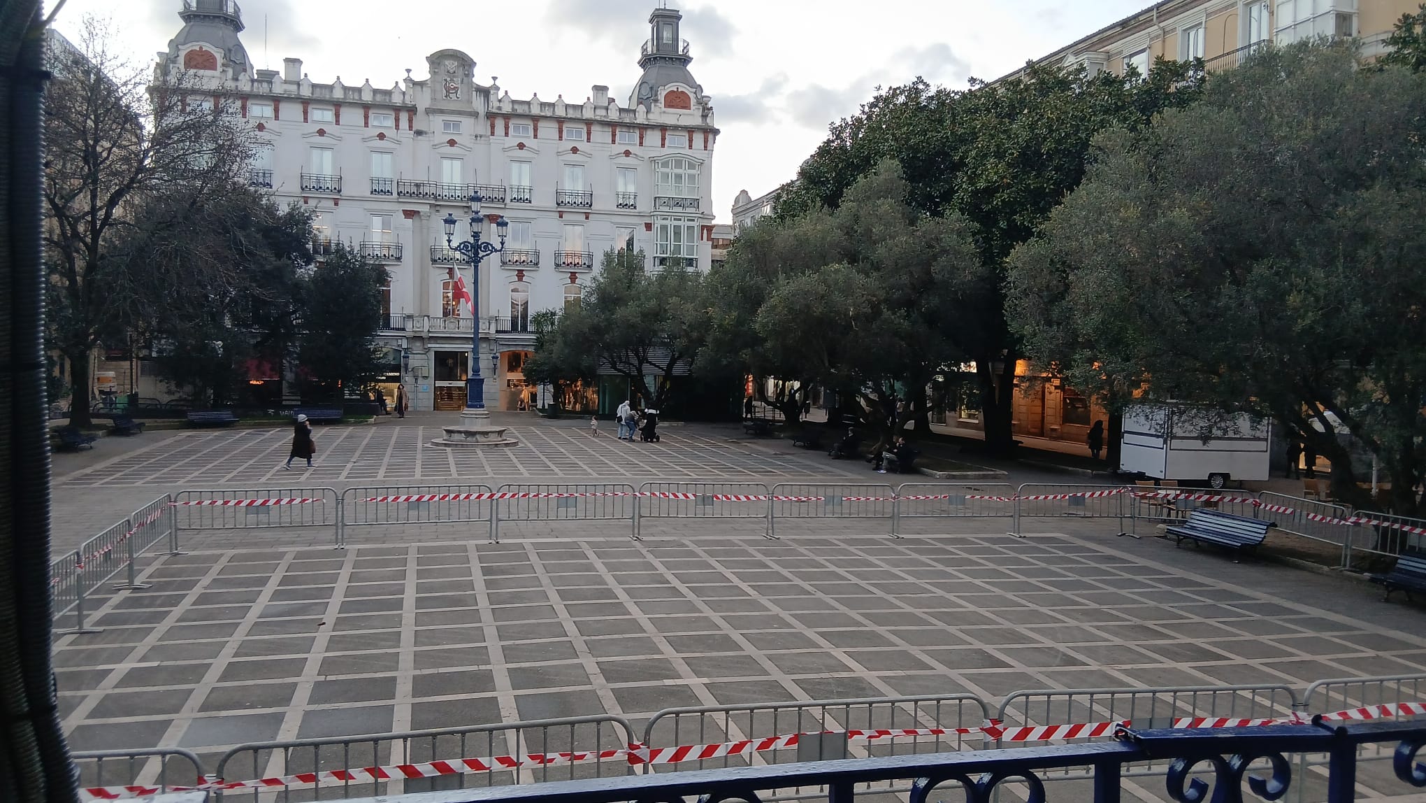 El Ayuntamiento de Santander acordona zonas de la Plaza de Pombo por las reparaciones del parking subterráneo