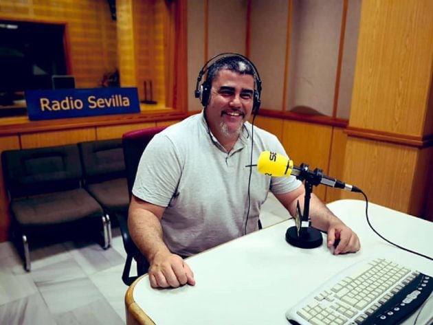 Ramón Rodríguez, el profe Ramón, en los estudios de Radio Sevilla.