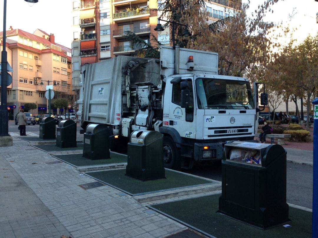 Imagen de archivo de un camión recogiendo la basura en una calle de Alcoy.