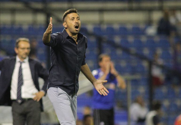 Manolo Herrero da órdenes durante un partido.