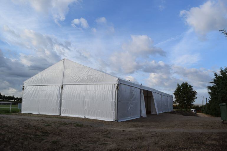 Instalada la carpa que acogerá la Feria del Caballo en Rueda