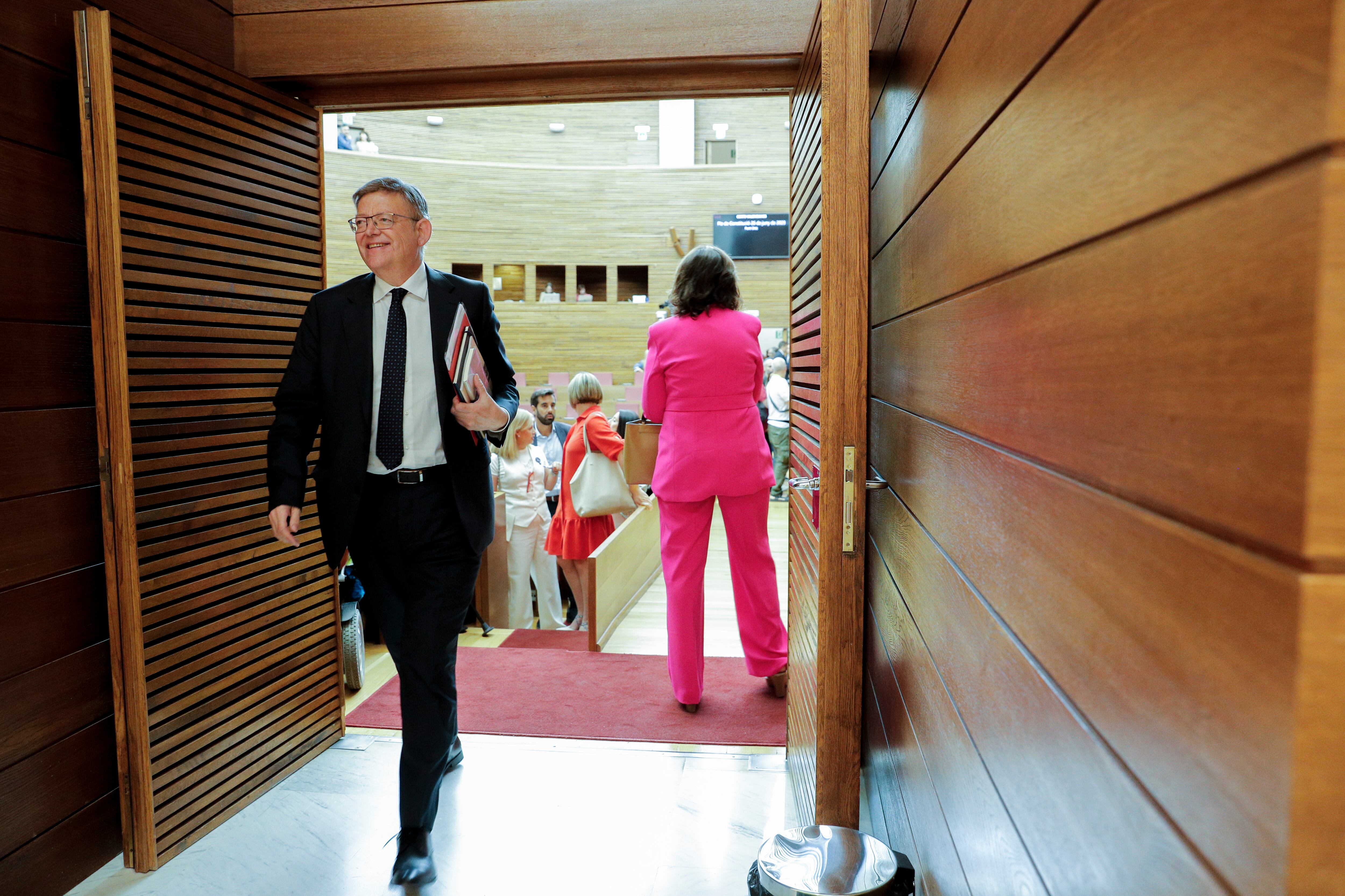 GRAFCVA4266. VALENCIA, 26/06/2023.- El president en funciones, Ximo Puig, abandona el hemiciclo tras la sesión constitutiva del nuevo parlamento autonómico.EFE/ Manuel Bruque
