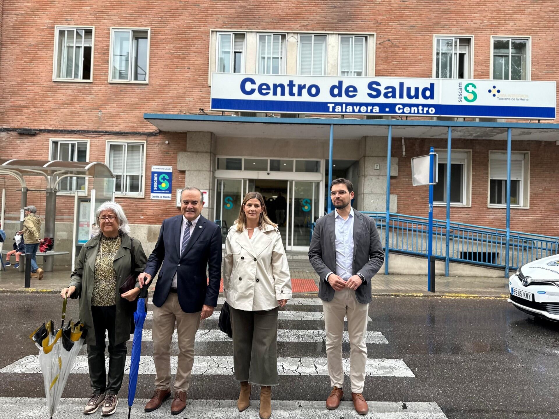 La secretaria general del PP de Castilla-La Mancha, Carolina Agudo, y el alcalde de Talavera, José Julián Gregorio, frente a un centro de salud de Talavera