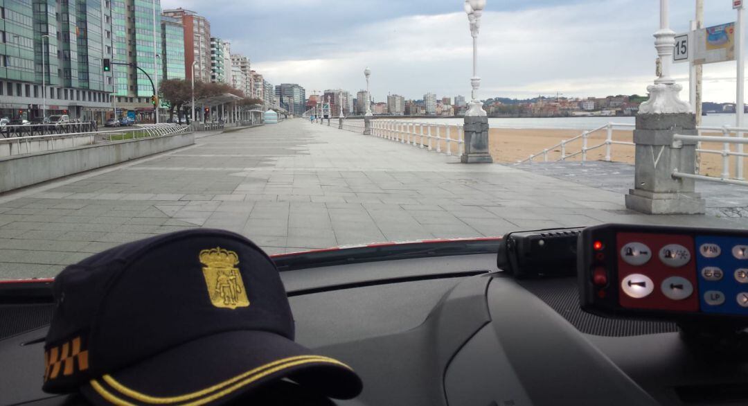 Interior de un coche patrulla en el Paseo de San Lorenzo.