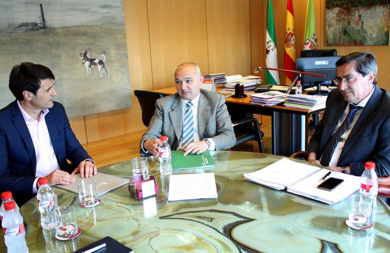 El presidente de la Diputación de Granada, José Entrena, reunido con el  presidente del Consejo de Transparencia y Buen Gobierno de Andalucía, Manuel Medina Guerrero