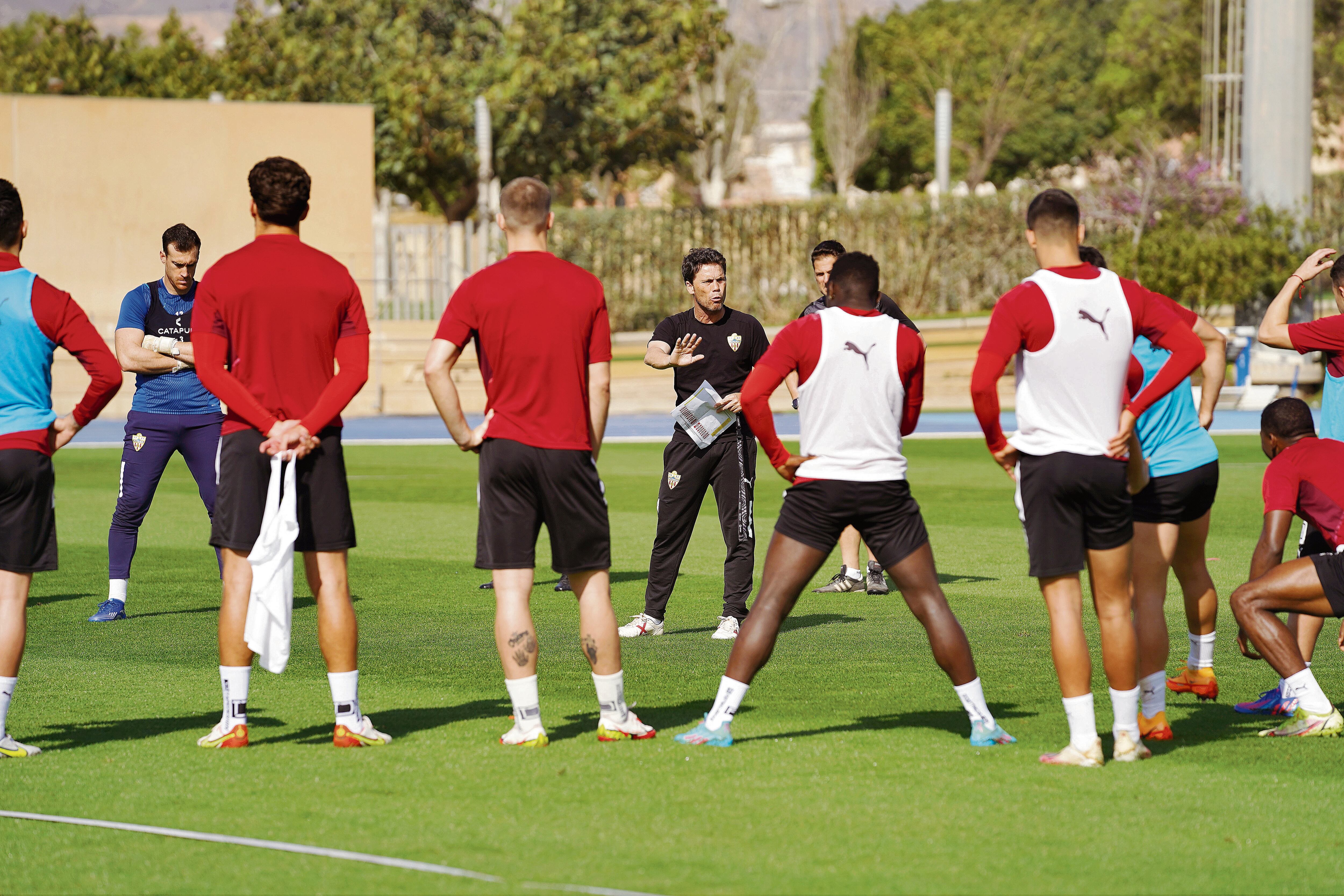 Rubi hablando con la plantilla en el entrenamiento.
