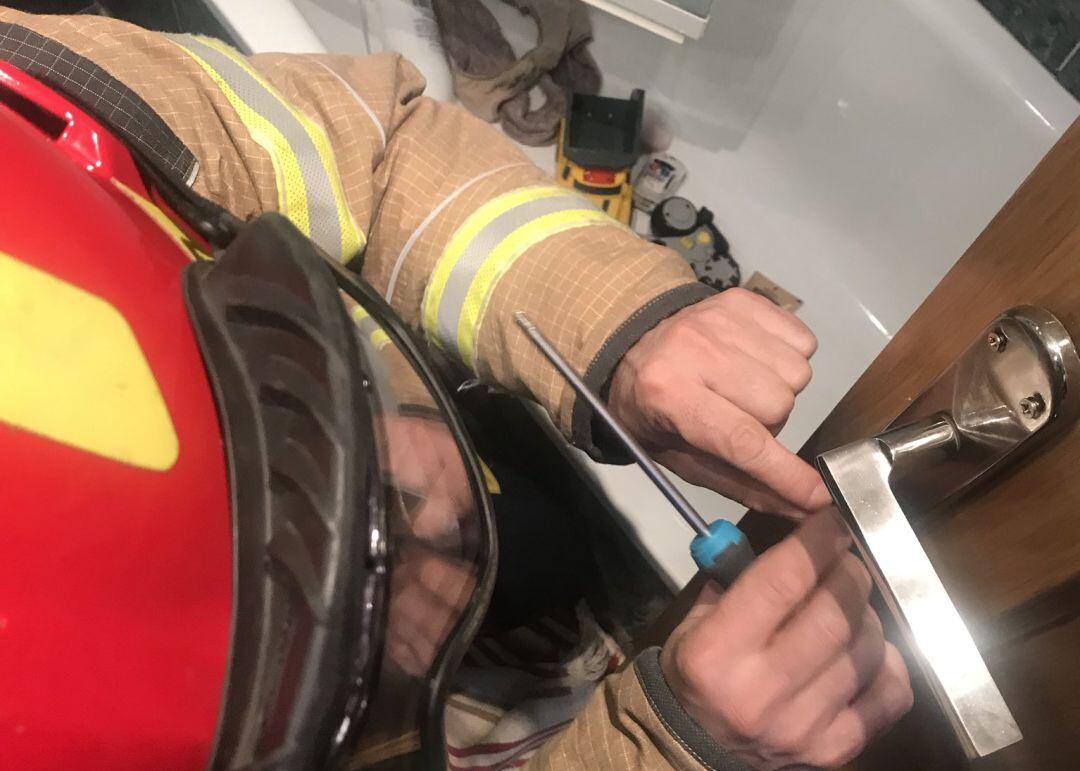 Los bomberos desmontaron el mecanismo de la puerta para acceder al baño