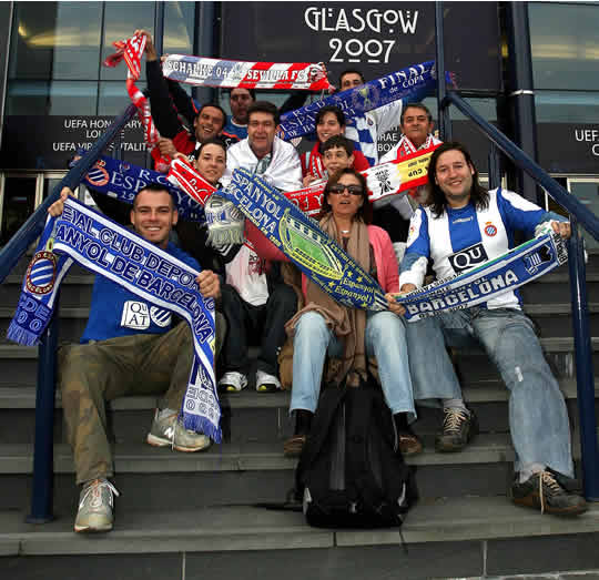 MÁS AFORTUNADOS. Seguidores del Espanyol y del Sevilla que ya han llegado a Glasgow (AS)