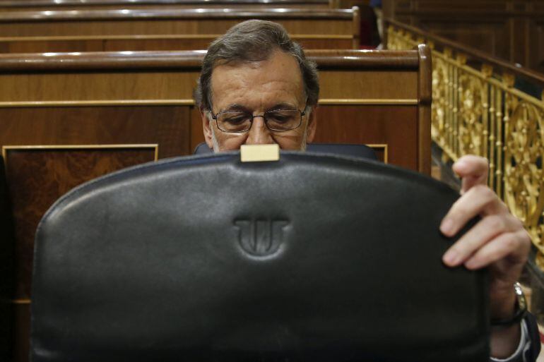 El presidente del Gobierno en funciones, Mariano Rajoy, en su escañoel miércoles por la tarde, durante la segunda jornada del debate de su investidura. 