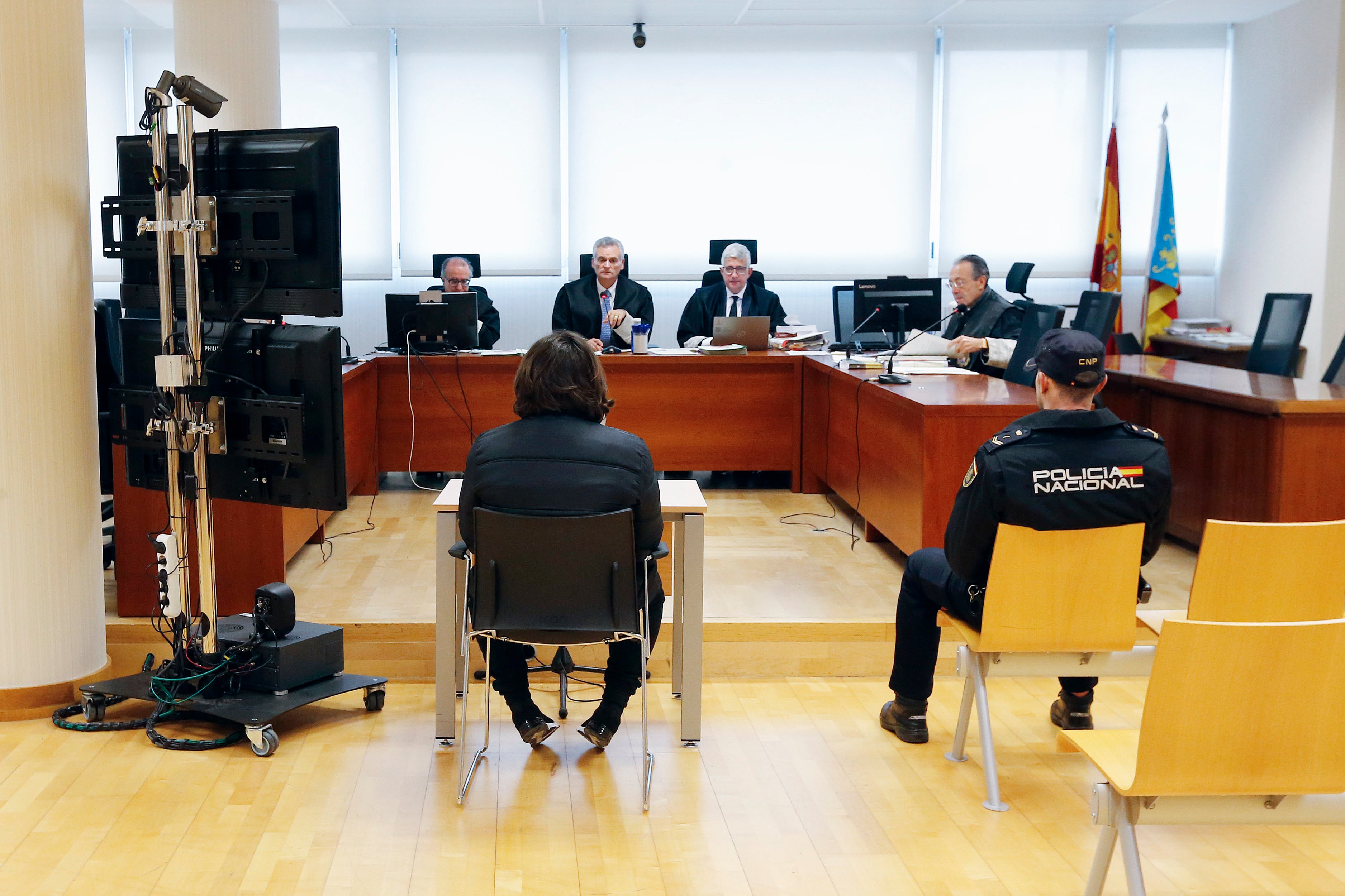 ELCHE (ALICANTE), 10/02/2023.- El hombre de 22 años que, cinco días después de supuestamente matar a su pareja el día de Navidad de 2021, se atrincheró en un prostíbulo de Elche (Alicante) y disparó con un fusil Kalashnikov contra los agentes de la Policía Nacional que iban a detenerle, sin heridos, ha aceptado este viernes diez años y medio de prisión. EFE/Manuel Lorenzo