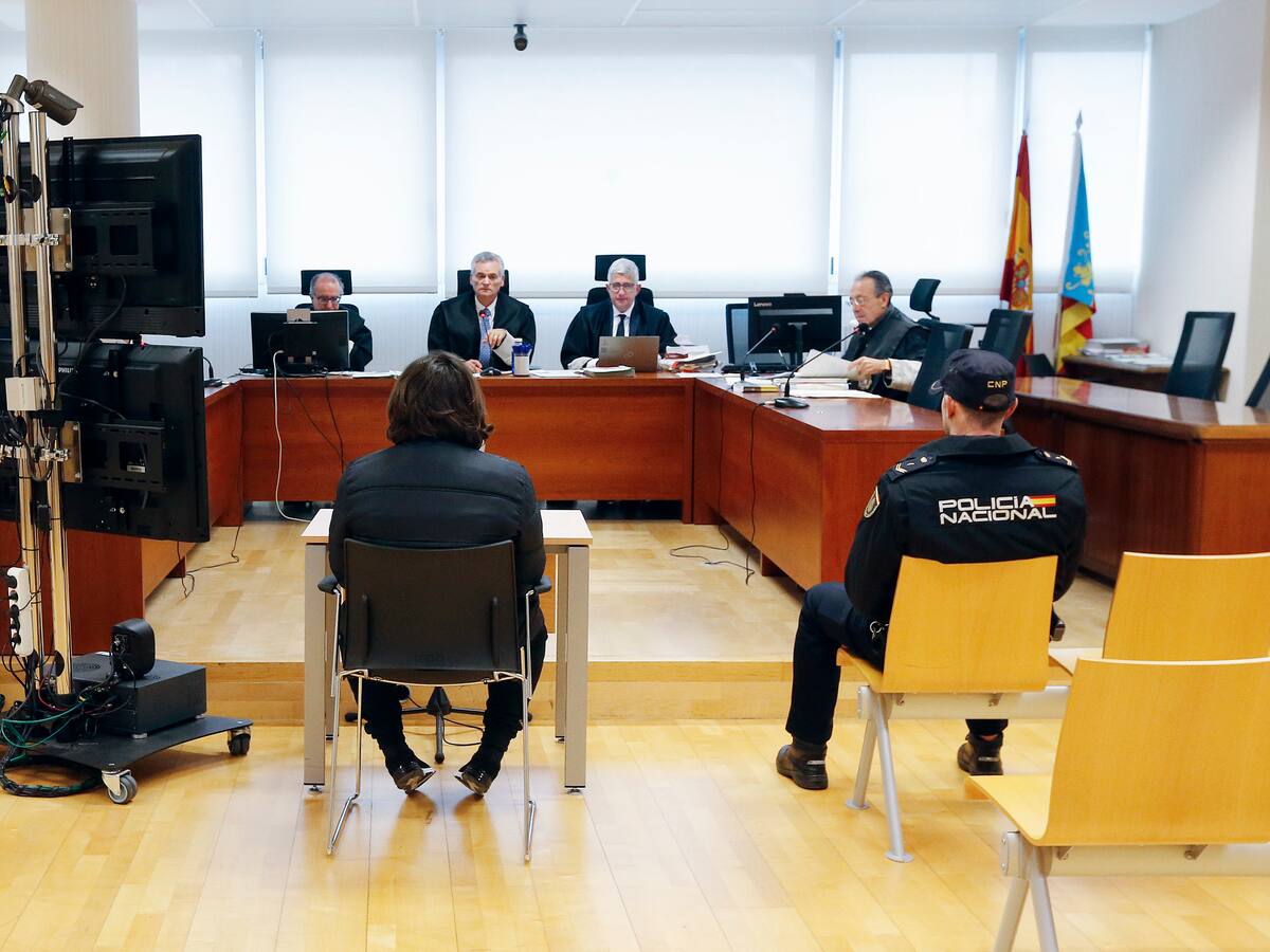 El hombre que asesinó a su pareja en Elche acepta 10 años de prisión por disparar a la Policía con un Kalashnikov