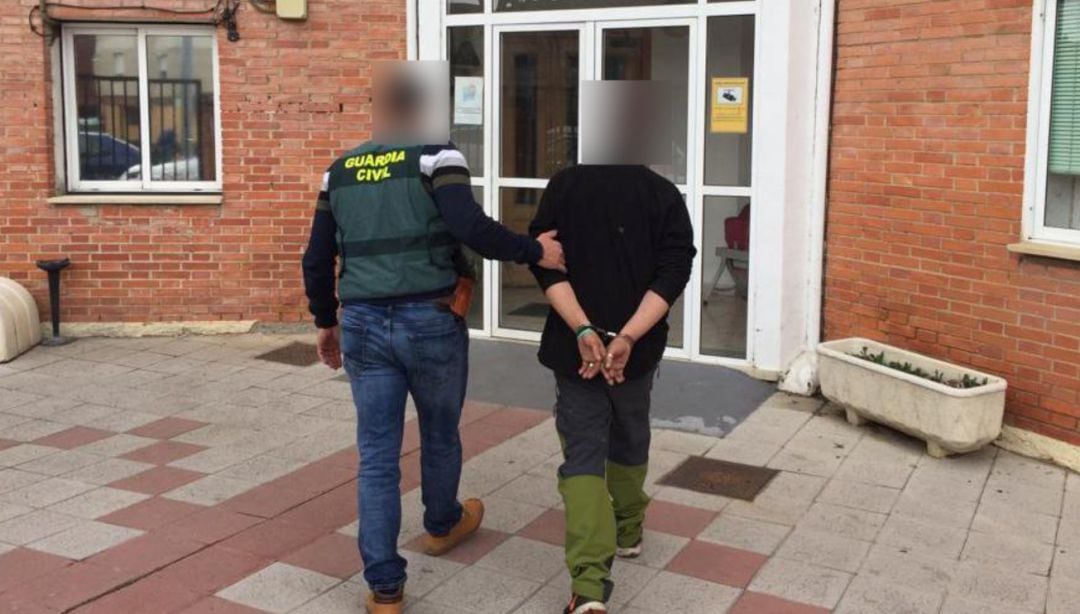 Momento en el que un detenido es conducido al cuartel de la Guardia Civil en Armunia