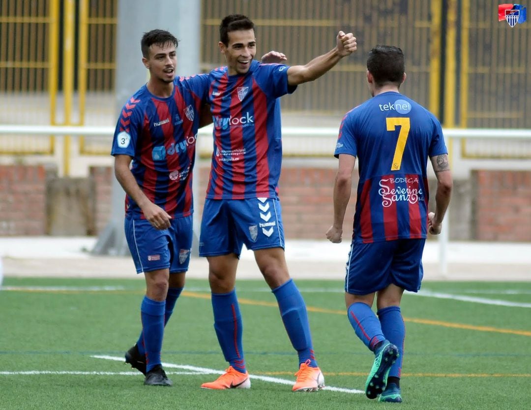 Jugadores de la Segoviana celebrando un gol