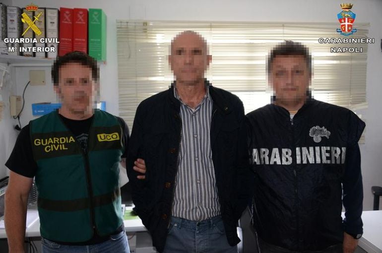 Agentes de la guardia civil junto a Lucio Morrone, alias “Spalluzzella”, tras su detención en la Costa del Sol