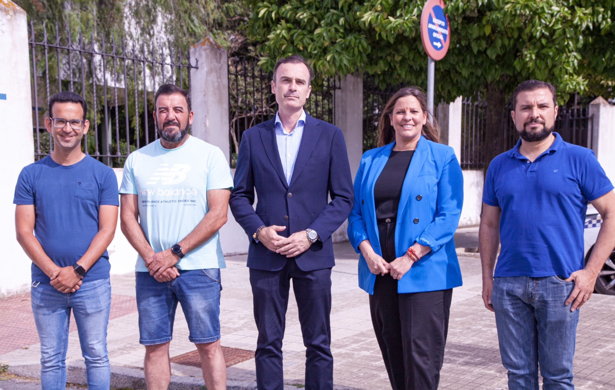 Manuel Méndez, junto a Estefanía Brazo y Cristo García, con los miembros del Sindicato Independiente de la Policía Local.