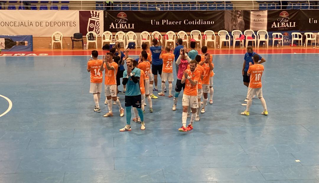 El Viña Albali Valdepeñas celebrando su primer victoria de la pretemporada, tras vencer 6-1 al Levante 