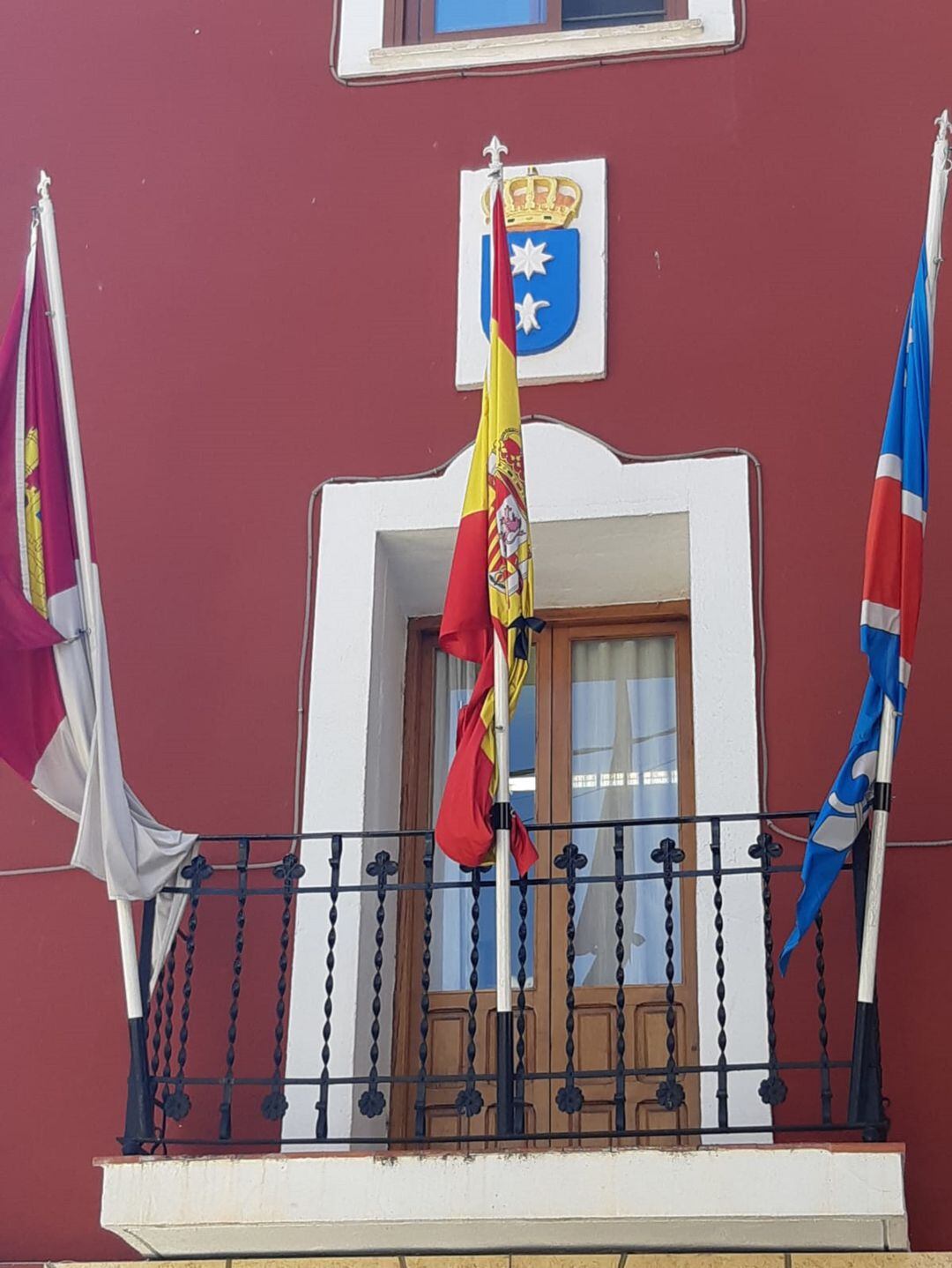 La bandera del Ayuntamiento luce un crespón negro como señal de luto. 