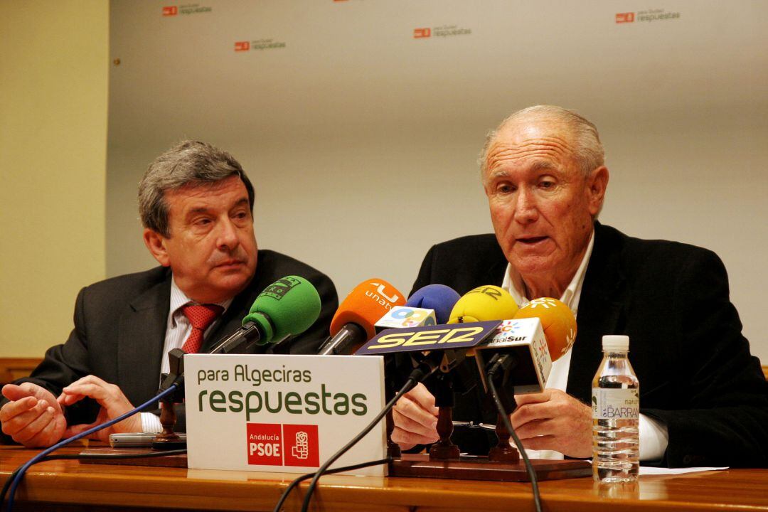 El ex secretario general de los socialistas de Algeciras Rafael España, a la derecha.