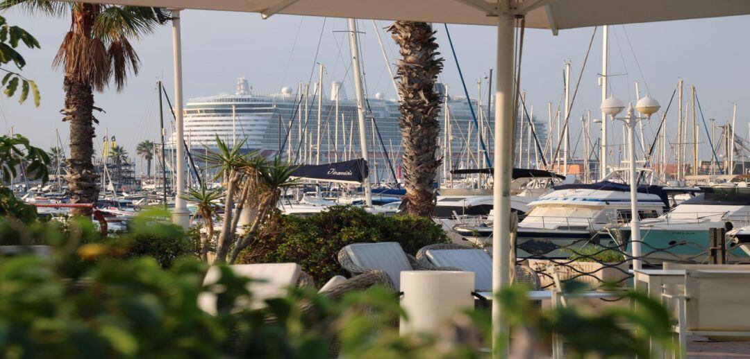 El crucero IONA está atracado en Puerto de Alicante