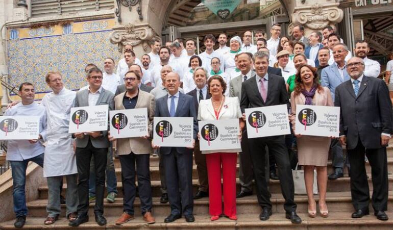 Los hosteleros valencianos apoyando la candidatura presentada en 2015 junto a Rita Barberá, alcaldesa de la ciudad en ese momento