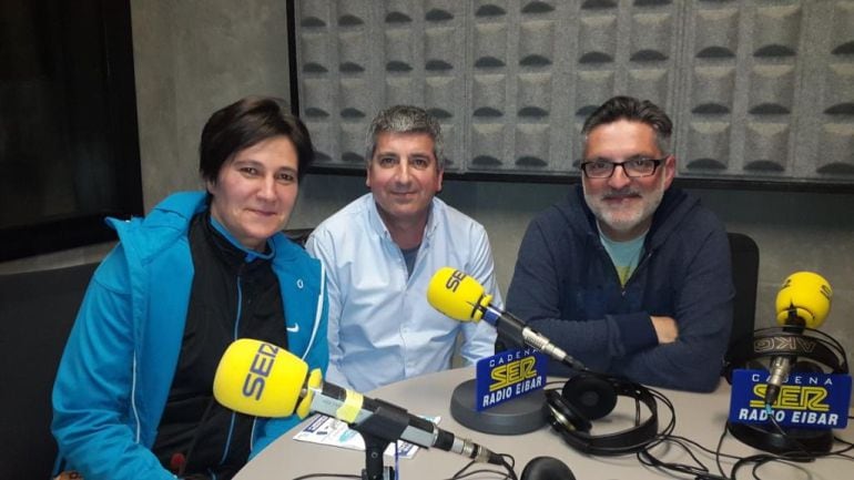 Beatriz Zabala e Iñaki Álvarez, de &#039;Plancha la Arruga&#039;, junto al autor de la información