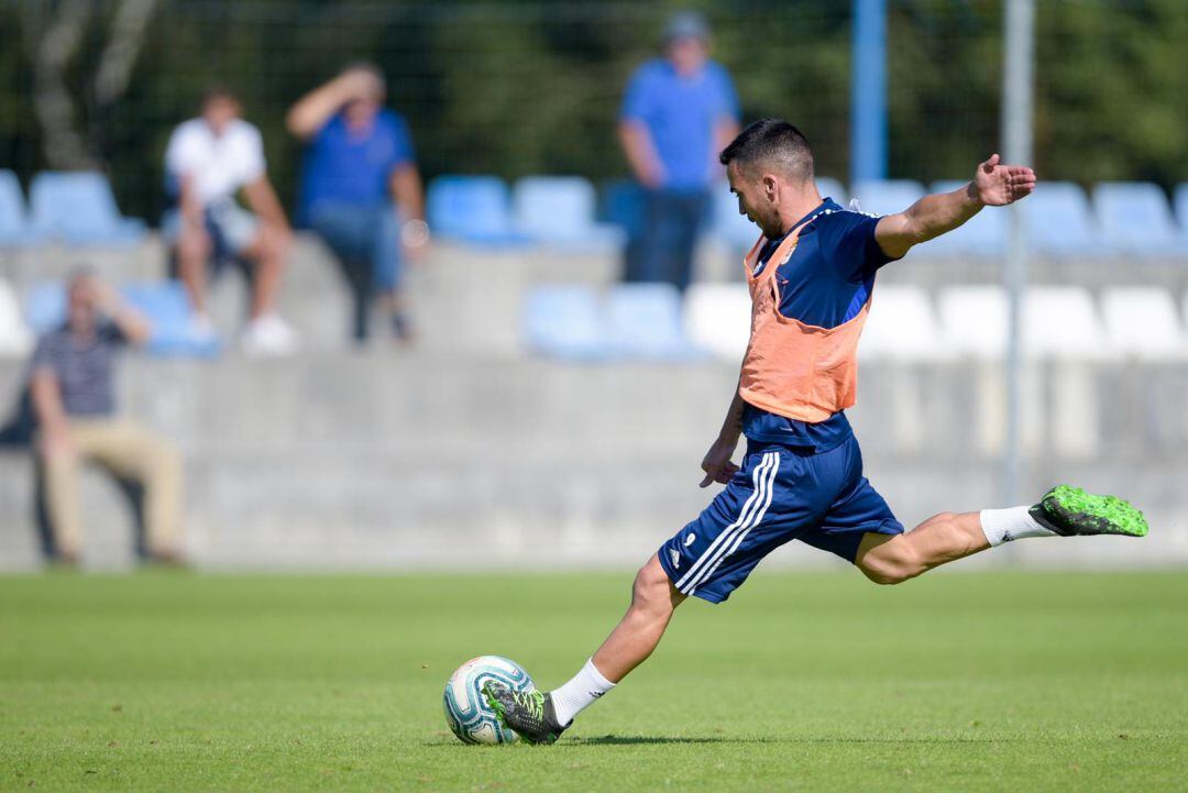 Joselu golpea el balón durante un entrenamiento.