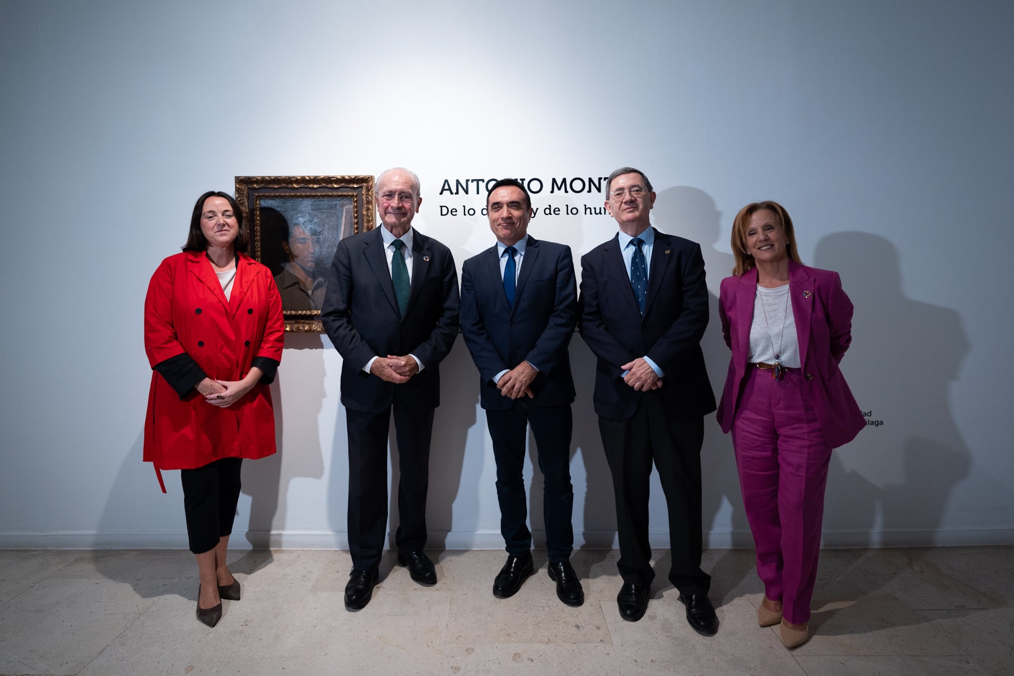 El alcalde de Málaga, Francisco de la Torre, junto a la concejala delegada de Cultura y Patrimonio Histórico, Mariana Pineda; el comisario de la exposición, Elías de Mateo; y el propio artista Antonio Montiel ha presentado la muestra