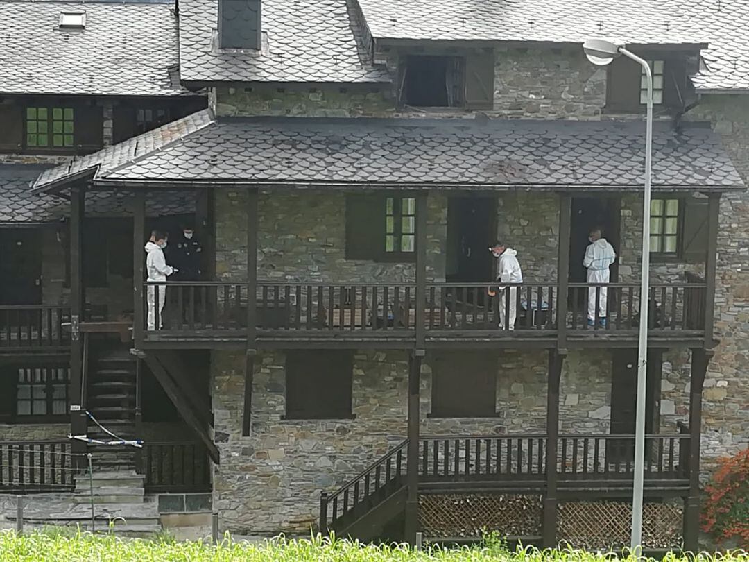 Efectius de la policia inestigant els fets a la casa on s'ha comès el crim