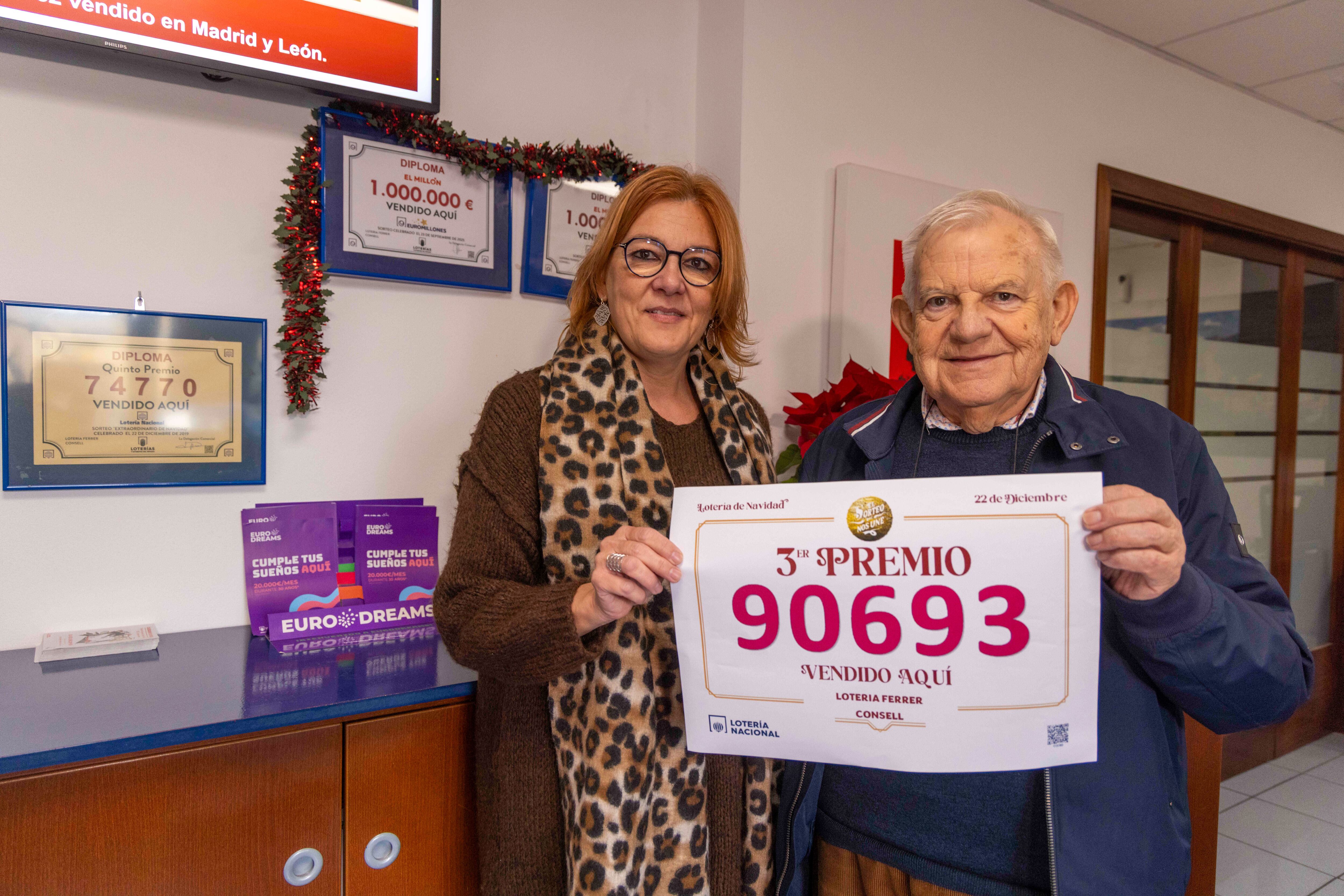 CONSELL, 22/12/2025.-Los loteros Cati y Andreu Ferrer de la administración en el pueblo de Consell en Mallorca celebran haber vendido parte del tercer premio. El tercer premio del Sorteo Extraordinario de la Lotería de Navidad ha correspondido al número 90.693 y ha dejado 200.000 euros en premios en Port d'Alcúdia, Cala d'Or y Consell.-EFE/ Cati Cladera