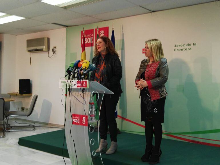 Mamen Sánchez, alcaldesa de Jerez, junto a Araceli Maese, secretaria de organización del PSOE en la provincia