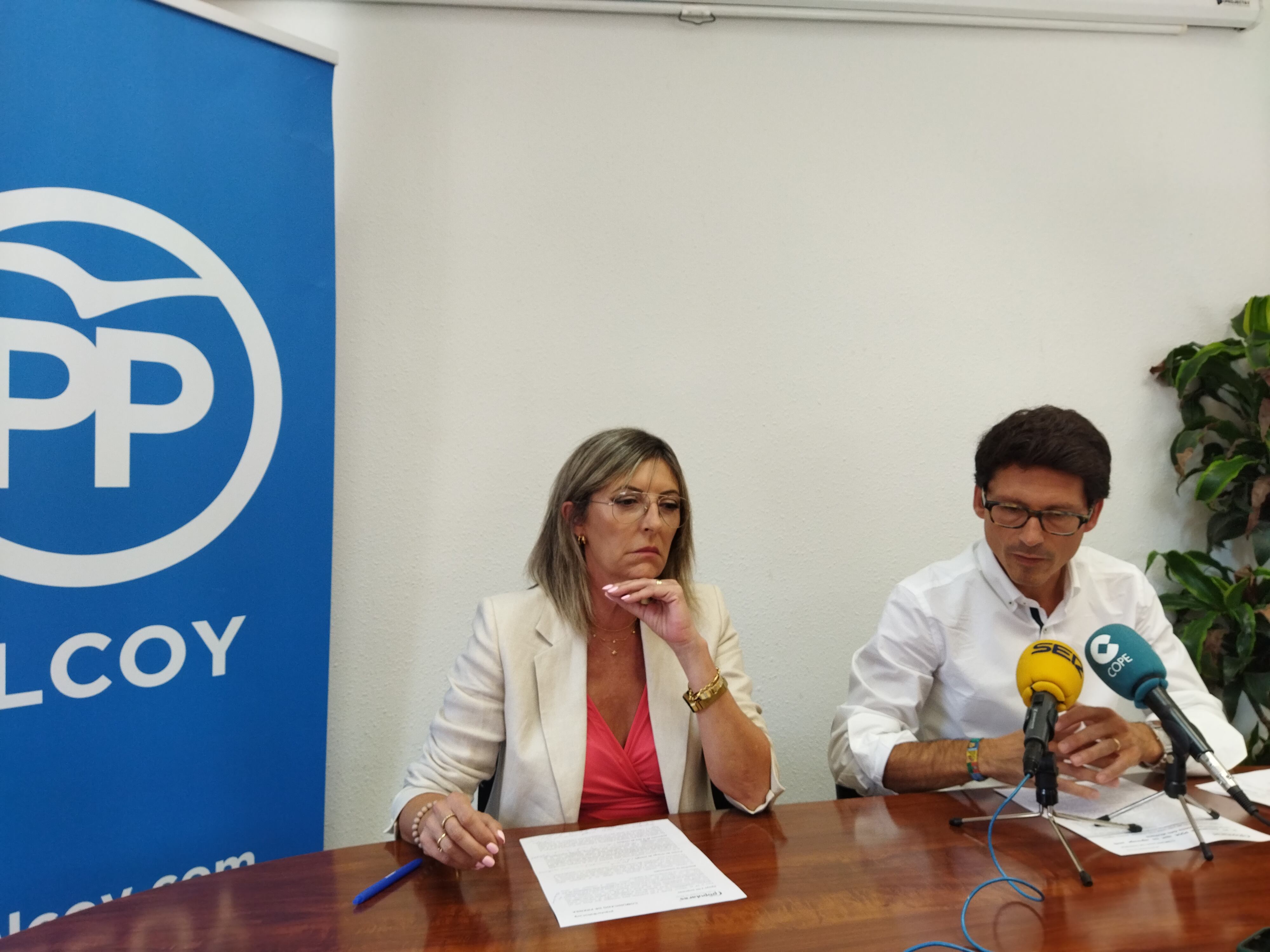 Amalia Payá y Quique Ruiz, edil y portavoz del PP, presentando la propuesta de ordenanzas fiscales para 2023.