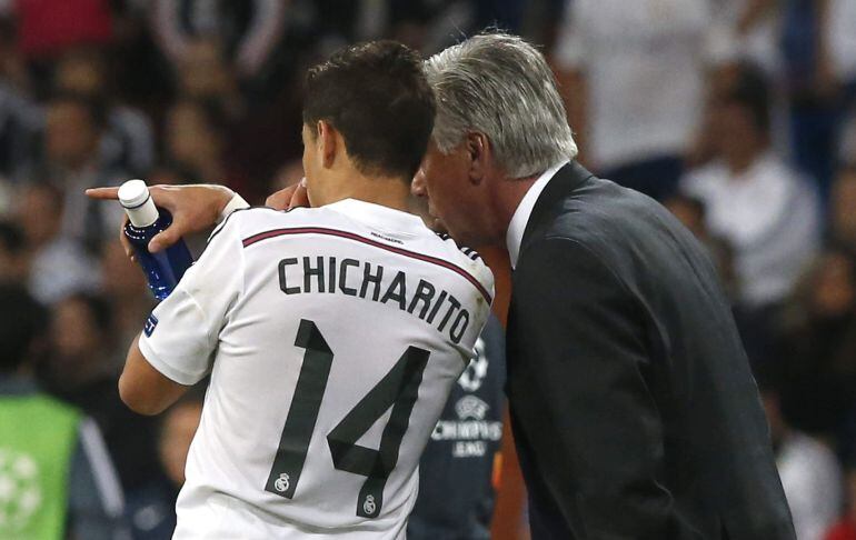 GRA680. MADRID, 22/04/2015.- El delantero mexicano del Real Madrid, Javier Hernández &quot;Chicharito&quot; (i) conversa con el técnico del equipo blanco, Carlo Ancelotti, durante el encuentro correspondiente a la vuelta de los cuartos de final de la Liga de Campeo