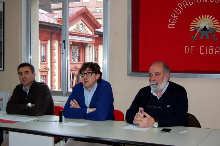 Miguel de los Toyos, alcalde de Eibar (izq.), Eneko Andueza, secretario general de la Agrupación Socailista en la ciudad (ctro.), y Arcadio Benítez, concejal de Obras en el Consistorio armero