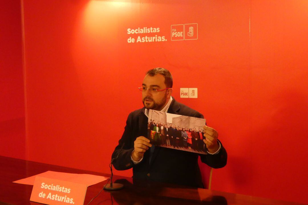 El candidato socialista a la presidencia del Principado, Adrián Barbón, muestra la fotografía de los promotores de la manifestación de Madrid contra el gobierno de Pedro Sánchez