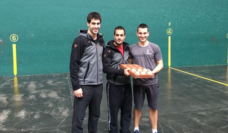 Larunbe, Bengoetxea e Imaz, durante la elección de material en el Ogueta.