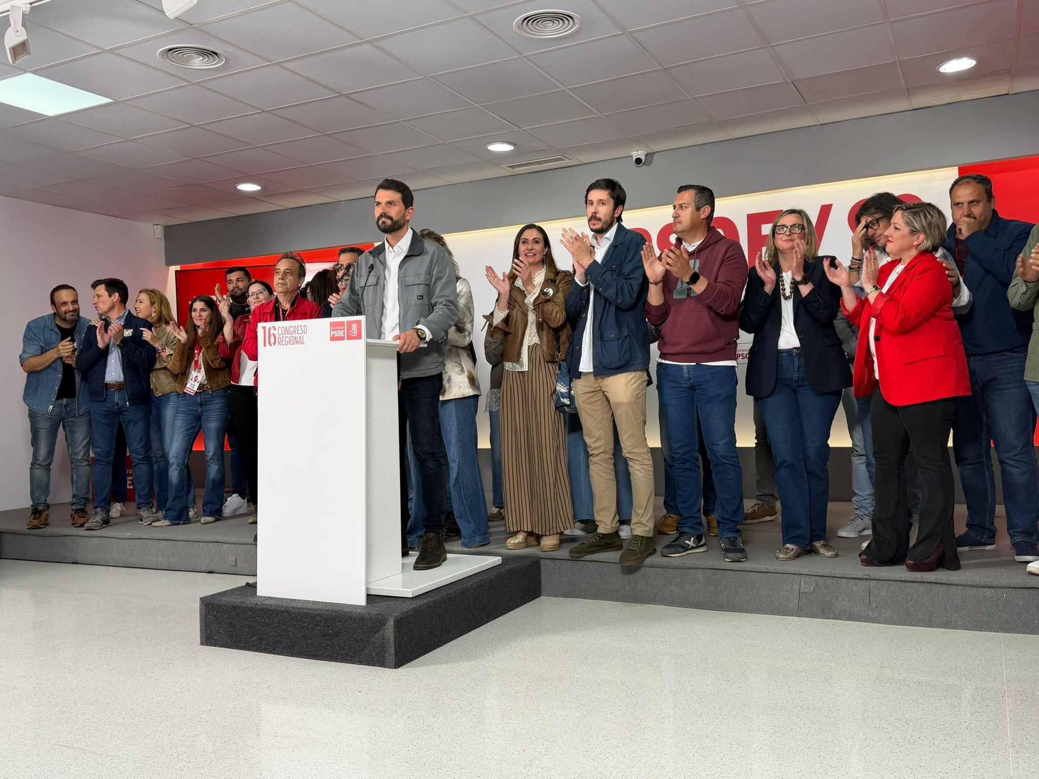 Sánchez Cotrina en su primera intervención a la militancia tras ganar en las primarias a Soraya Vega a quien invitó a acompañarle en la misma.