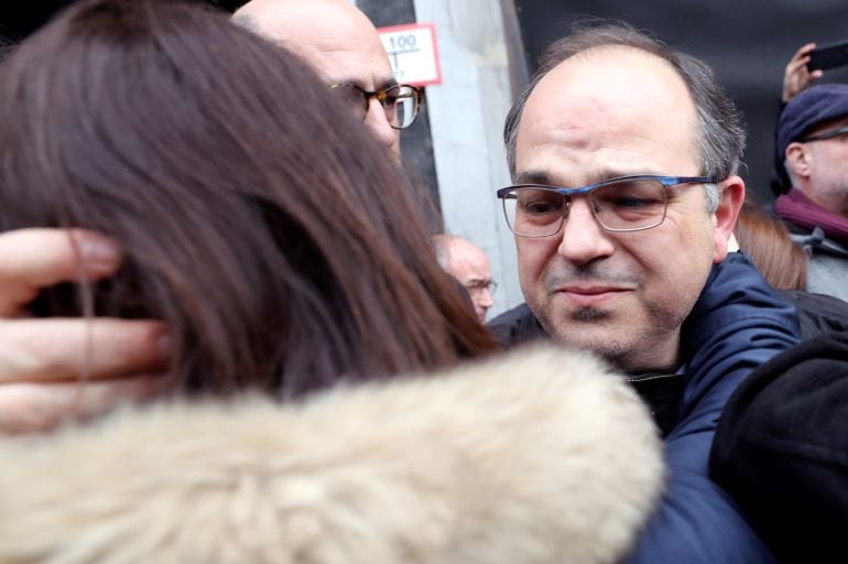 El exconseller, Jordi Turull (c), candidato a ser investido presidente de la Generalitat, se despide de su mujer a la puerta del Tribunal Supremo