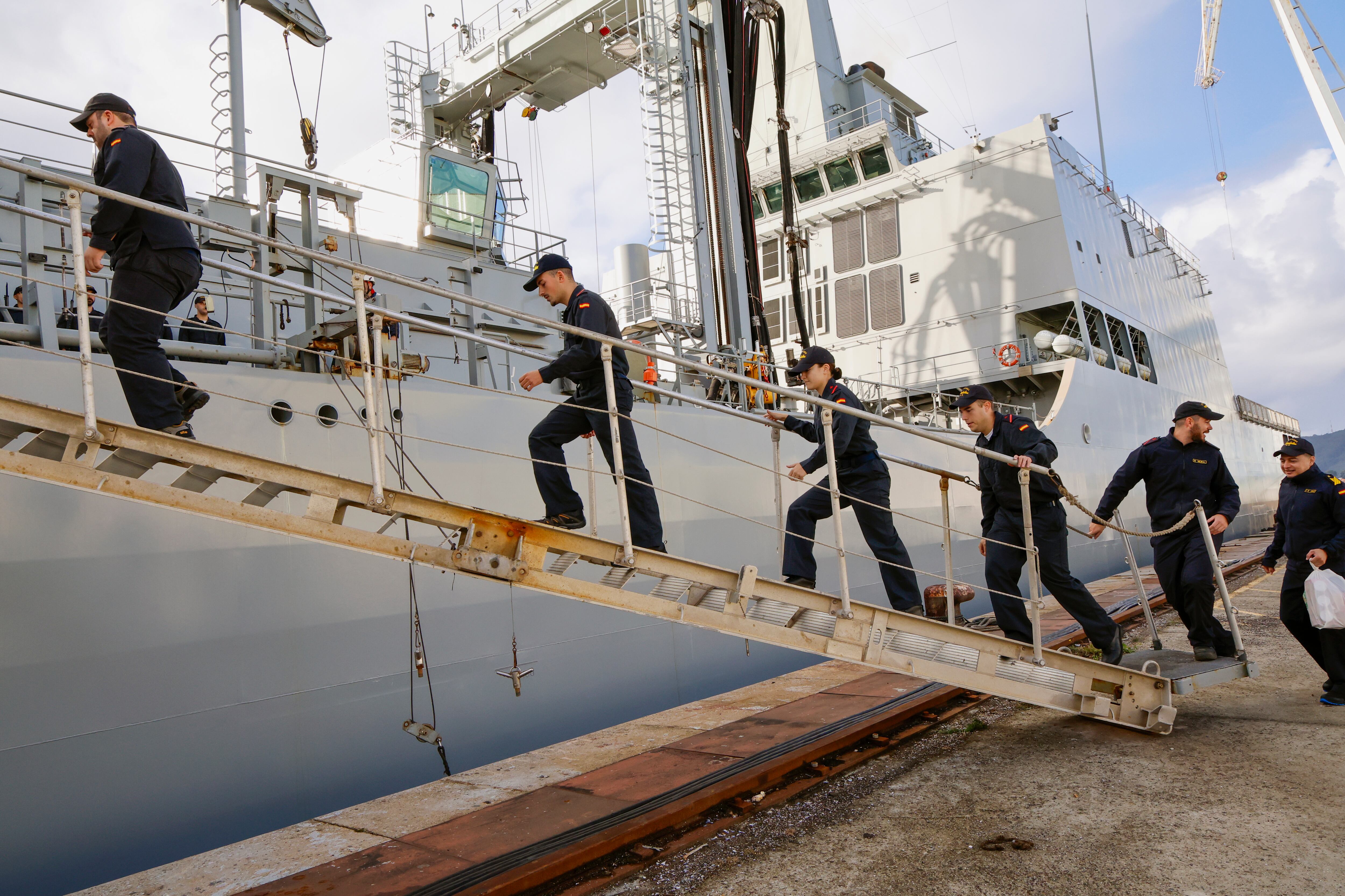 FERROL, 27/09/2024.- La Armada despide este viernes en Ferrol a la dotación del buque &#039;Cantabria&#039; que deja su base de Ferrol para integrarse en la SNMG en aguas del Mediterráneo con una de las agrupaciones permanentes de la OTAN. EFE/ Kiko Delgado
