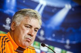 El entrenador italiano del Real Madrid, Carlo Ancelotti, ofrece una rueda de prensa en el estadio Parken de Copenhagu