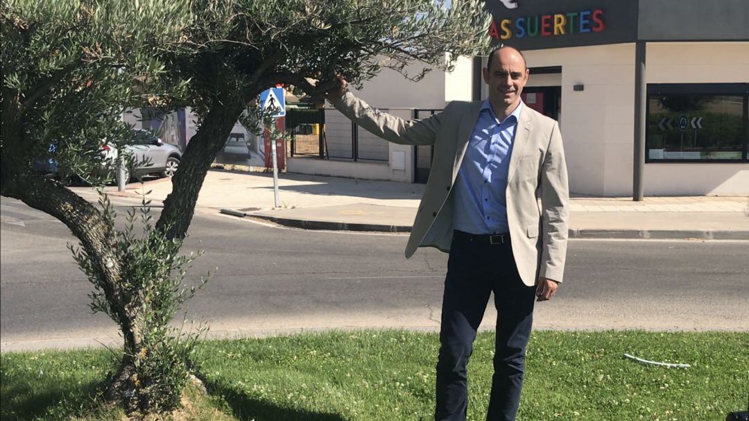 Hombrados posa delante de la oficina de ventas de QUABIT en Alovera donde firmó su nuevo contrato hasta junio de 2020