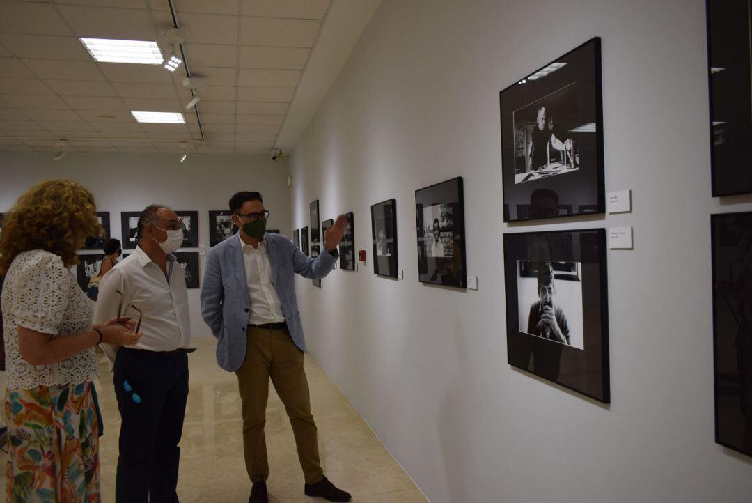 Luis González explica la muestra a Emilio Berzosa 