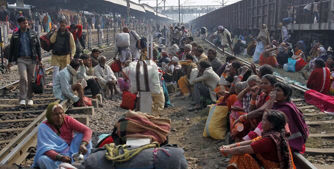 La estación de trenes en Allahabad, al norte de la India, donde se celebraba una fecha señalada de un festival hindú.